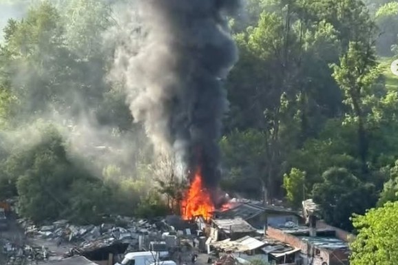 (VIDEO) GORE BARAKE POVRŠINE VEĆE OD 200 METARA KVADRATNIH! Drama na Čukaričkoj padini: Vatrogasci pokušavaju da se probiju kroz šumu do stihije