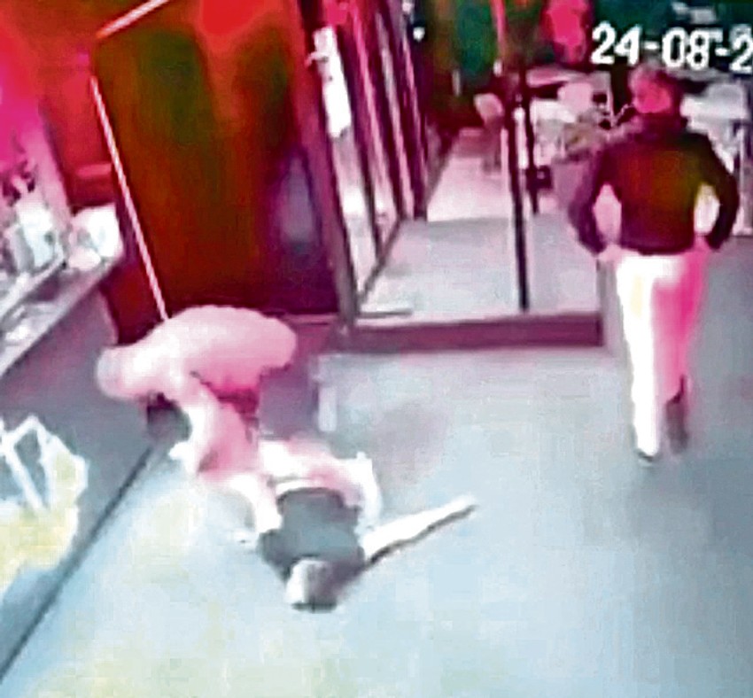 Snimak je pokazao kako mladiću koji leži nepomično lomi ruke i noge