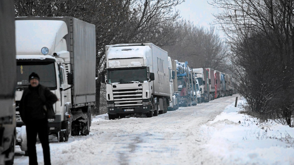 W okolicach Smoleńska, na granicy Rosji i Białorusi, utknęło od 150 do 180 polskich tirów. Liczba ta może wzrosnąć. Kierowcy głodują i marzną - informuje Polsat News. Zapadła już jednak decyzja rosyjskiego ministerstwa infrastruktury i w ciągu doby wszystkie tiry opuszczą granice Rosji.