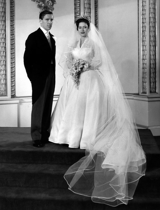 Suknie ślubne w brytyjskiej rodzinie królewskiej: ślub księżniczki Małgorzaty i Antony'ego Armstronga-Jonesa w 1960 r.