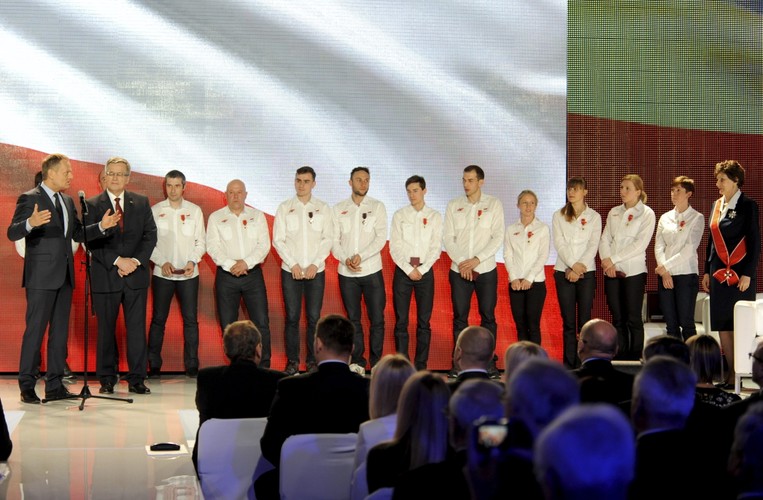 Komorowski i Tusk ze Stochem i Bródką zasadzili 'Dąb Wolności'