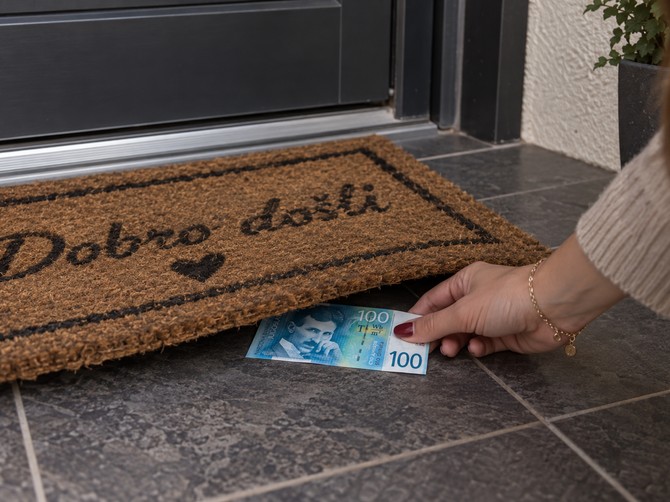 Evo zašto ljudi stavljaju pare ispod otirača
