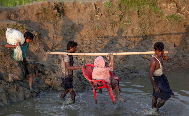 Muzułmanie Rohingya uciekają z Birmy. Twierdzą, że armia pali ich wioski. ONZ ostrzega przed katastrofą humanitarną