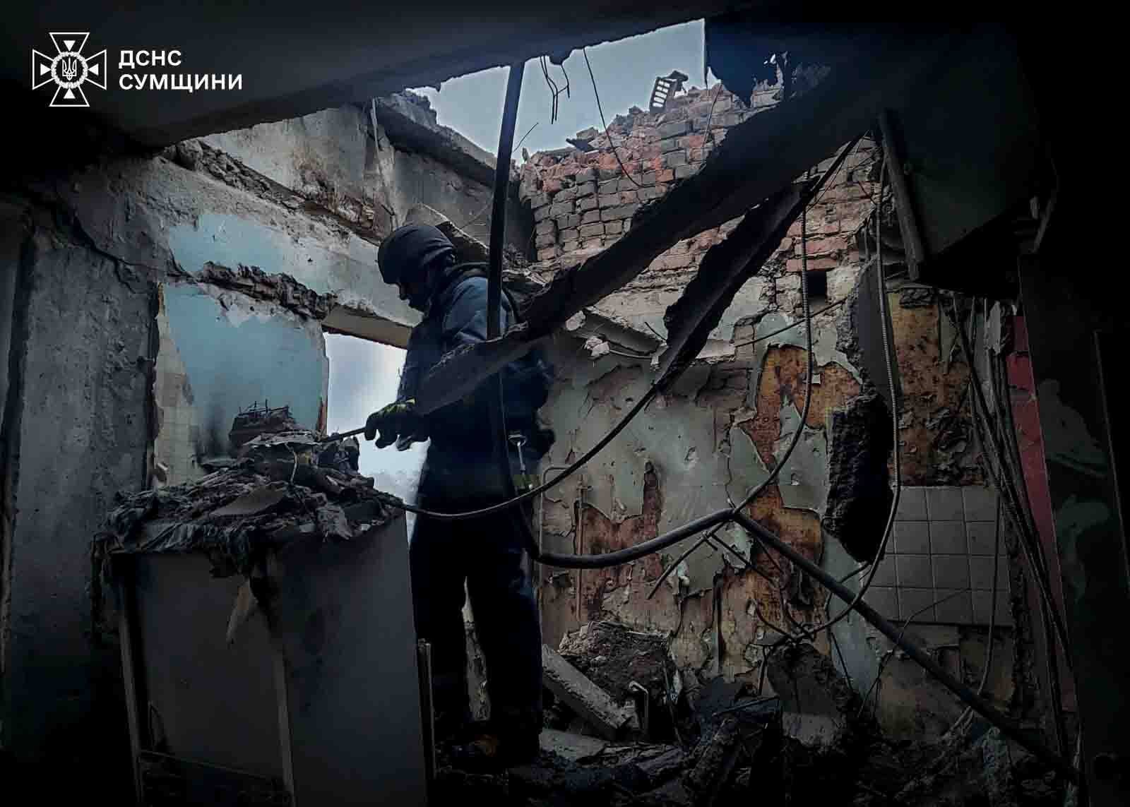 Záchranárske práce na Ukrajine po ruských útokoch. 