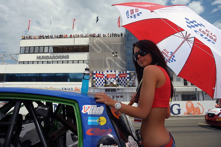 Na węgierskim torze Hungaroring z piskiem opon wystartowały Wyścigowe Samochodowe Mistrzostwa Polski. Pierwszym liderem Picanto Lotos Cup po wygraniu obu wyścigów, został Michał Kijanka. Zaś w cee’d Lotos Cup dwukrotnie zwyciężał Kamil Raczkowski.