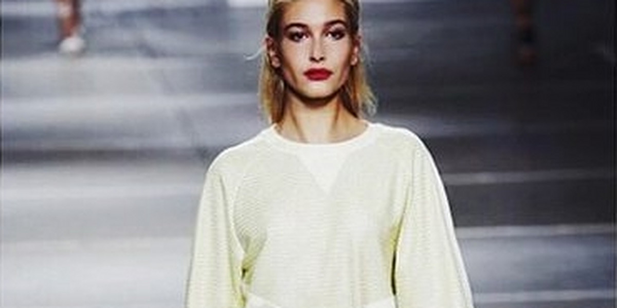 Hailey Baldwin podczas pokazu Top Shop