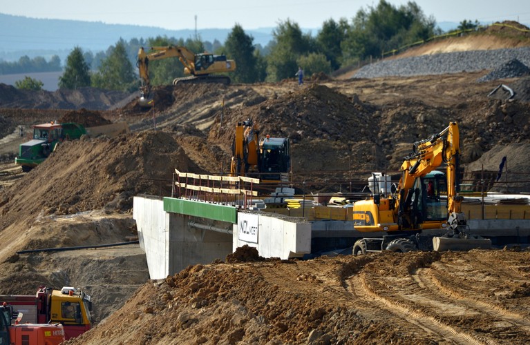 Droga na całej długości będzie miała cztery pasy ruchu, po dwa w każdym kierunku, rozdzielone pasem o szerokości od 4,5 do 5 metrów. <br><br> fot. (dd/kru) PAP/Darek Delmanowicz