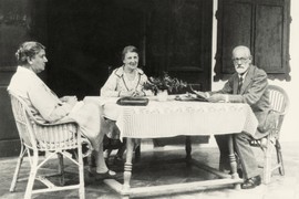 Sigmund Frojd sa suprugom Martom  i svastikom Minom