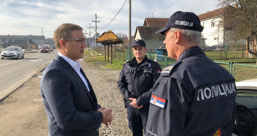 Ministar Stefanović obišao pripadnike Saobraćajne policije kod Valjeva