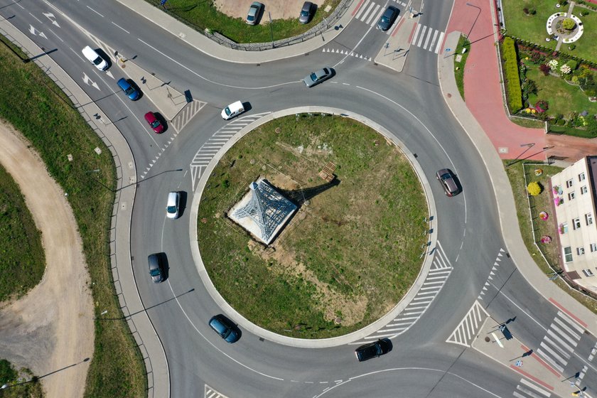 Już jest! 15-metrowa wieża Eiffla na rondzie w Rybniku