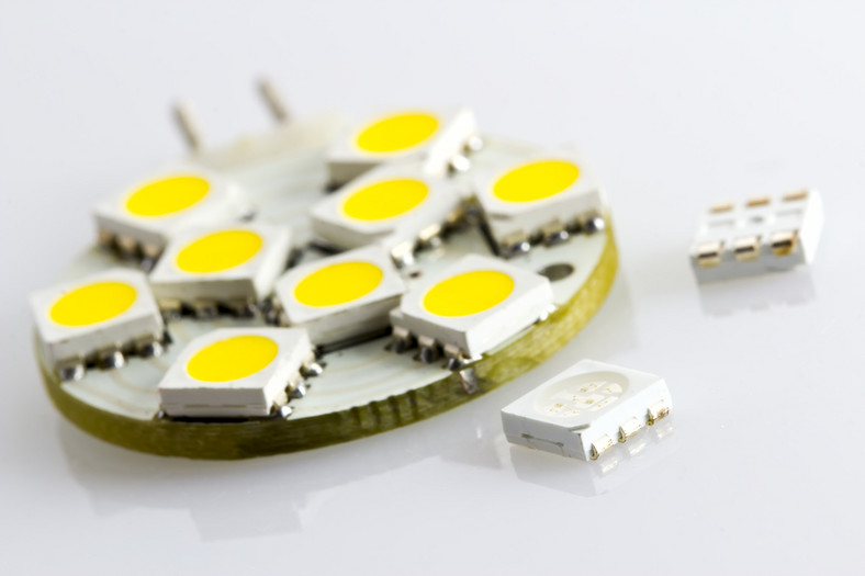 Zespół półprzewodnikowych diod LED pokrytych charakterystycznym, żółtym luminoforem 