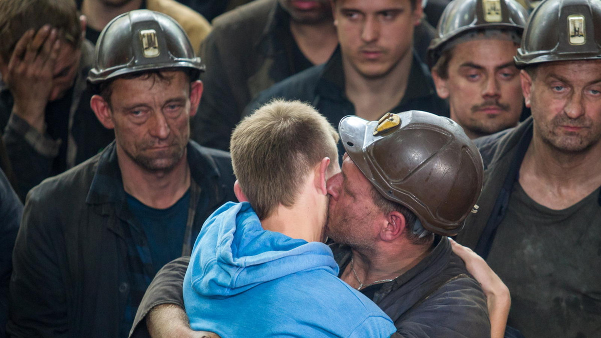 Górnicy z sosnowieckiej kopalni Kazimierz-Juliusz, którzy od środy prowadzili podziemny protest, w sobotę około południa wyjechali na powierzchnię. Będą tam czekać na wyniki rozmów dotyczących ich zakładu, które po południu odbędą się w Katowicach.