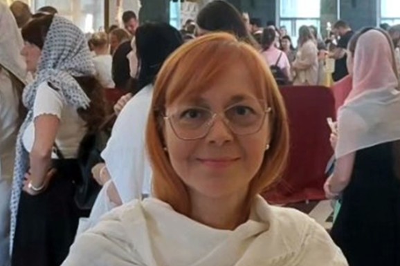 VODITELJKA DNEVNIKA SE POKLONILA POJASU PRESVETE BOGORADICE Satima sa vernicima čekala da vidi svetinju, pa podelila sliku iz hrama (Foto)