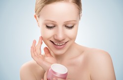 Czas na kwas (na twarz)! Co to jest BHA, PHA, AHA i dlaczego warto po to sięgnąć jesienią?