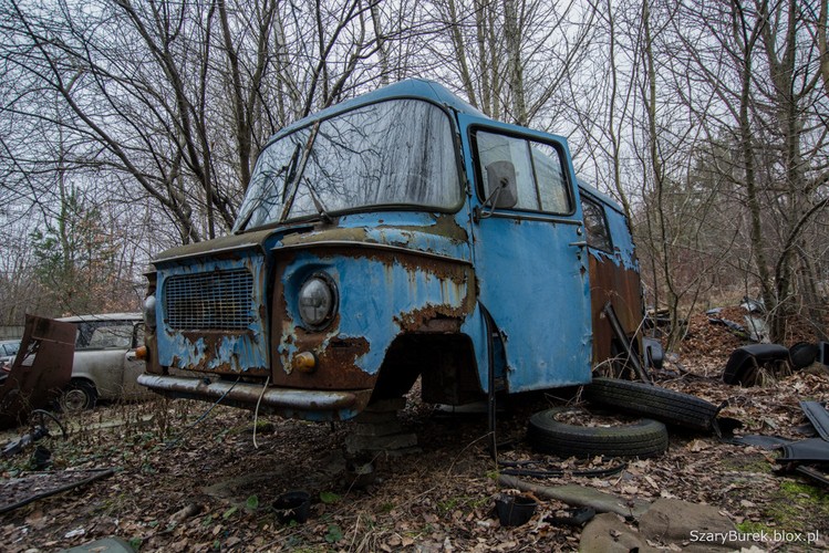 Cmentarzysko samochodów pod Warszawą