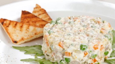 sałatka jarzynowa na wielkanoc. klasyczna, kremowa i z idealnymi propo