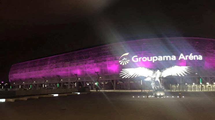 Lilán világít a ferencvárosi Groupama Aréna / Fotó: Újpest FC shop-Facebook