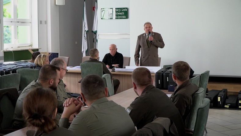 Dyrektor RDLP w Białymstoku, Andrzej Józef Nowak, przedstawiciele Fabryki "Łucznik" z Radomia oraz strażnicy leśni