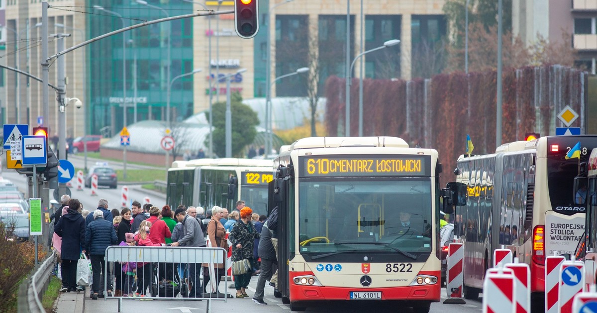 Zmiany ruchu wokół gdańskich cmentarzy. Najłatwiej komunikacją miejską!