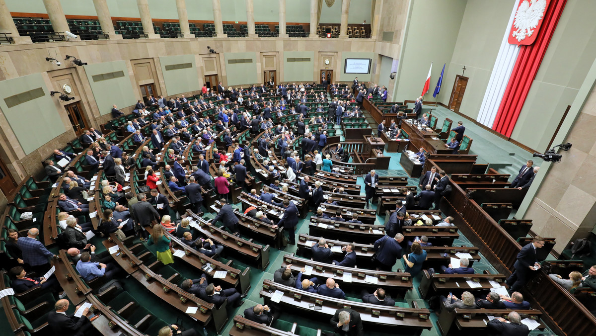 Sejm rozpatruje dziś wniosek o odrzucenie projektu nowelizacji Kodeksu karnego, który według opozycji zakłada penalizację edukacji seksualnej i propagowania antykoncepcji. W tym samym czasie w wielu miastach trwają protesty przeciwko zmianie przepisów. Zapraszamy do obserwowania relacji z wydarzenia.