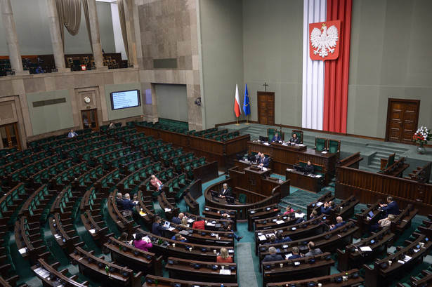 Posłowie na sali obrad Sejmu w Warszawie