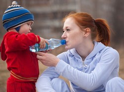 Wiosenny spacer z maluchem? Unikaj odwodnienia!