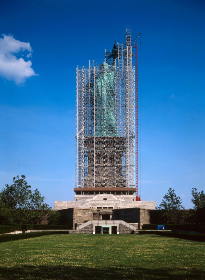 Czas na remont! Niezwykłe zdjęcia z renowacja Statui Wolności z 1986 roku