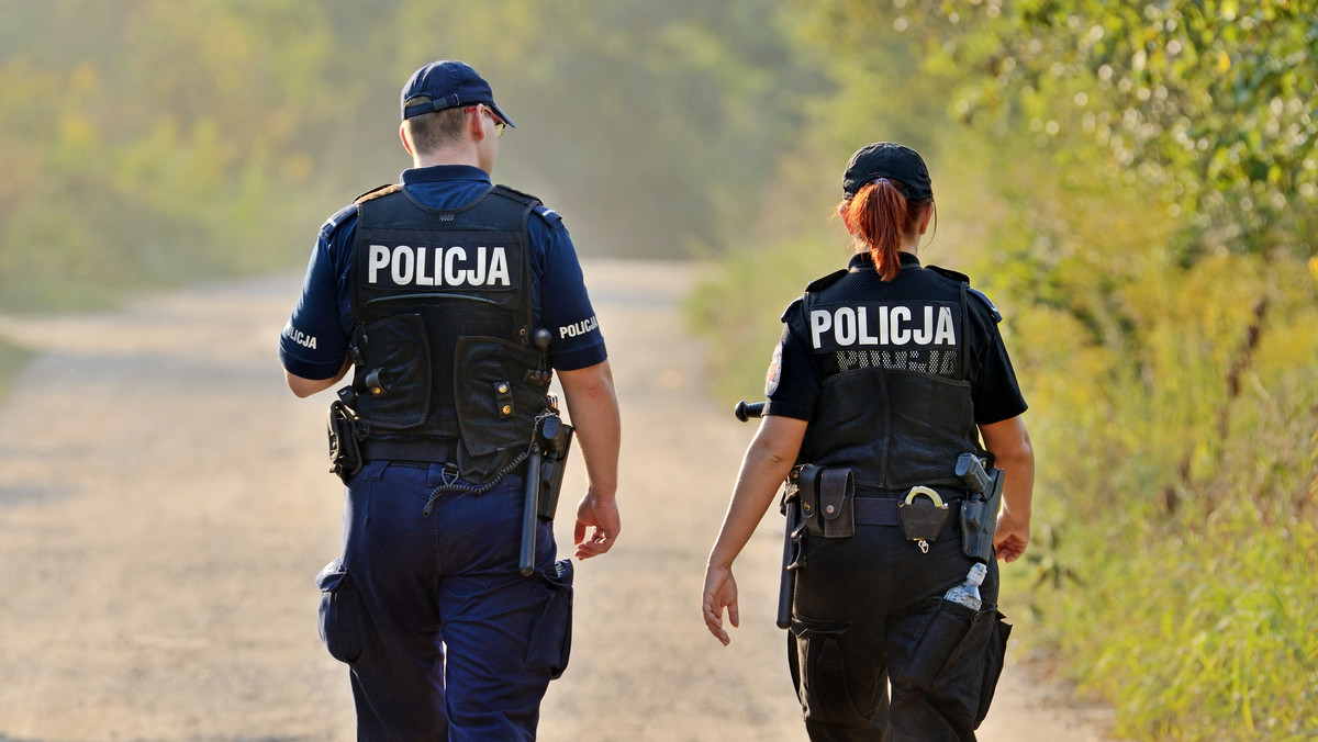 Policja z Oleśnicy zatrzymała nastolatka za przywłaszczenie telefonu komórkowego. Nastolatek zabrał aparat pozostawiony w restauracji. Sąd rodzinny przejął sprawę.