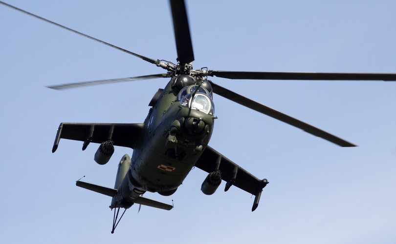 Maszyna, zaprojektowana w celu bezpośredniego wsparcia wojsk na polu działań zbrojnych, ma dużą szansę być najbardziej znanym i popularnym sowieckim helikopterem szturmowym. 

Prototyp śmigłowca powstał w biurze konstrukcyjnym Michaiła Mila. Pierwszy lot odbył się w 1969 roku. Jak na zamierzchłe czasy, w których powstał, zastosowano w nim dużą ilość innowacji.