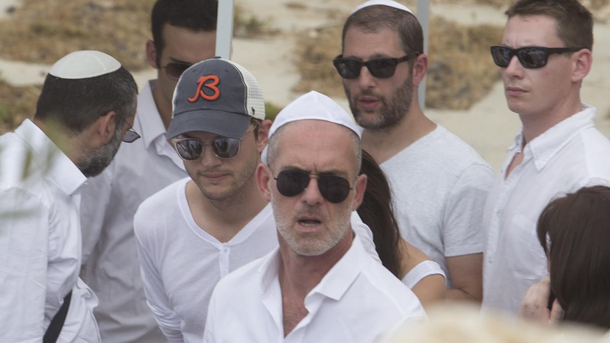 Ashton Kuschner (w czapce) na pogrzebie założyciela Kabbalah Center Philipa Berga w Safed w Izraelu, 18 września 2013 r.