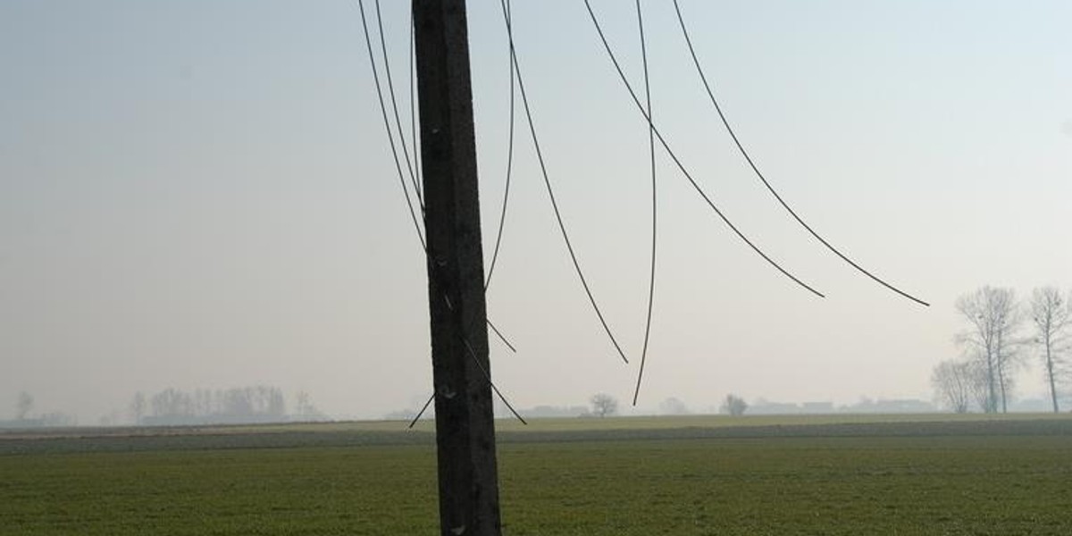 Uszkodzony przez wichurę kabel stanowił wielkie zagrożenie na drodze