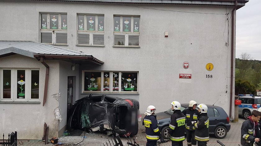 Gródek nad Dunajcem. Auto roztrzaskało się o drzwi do szkoły