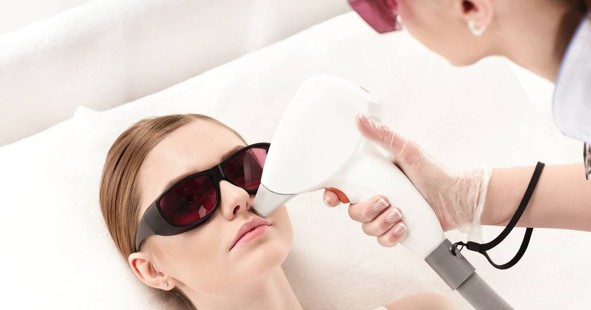 Depilator laserowy do twarzy czy elektryczny? Porównanie plusy i