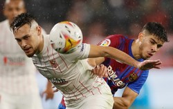 Barcelona zagrała dla Realu Madryt. Urwała punkty Sevilli [WIDEO]