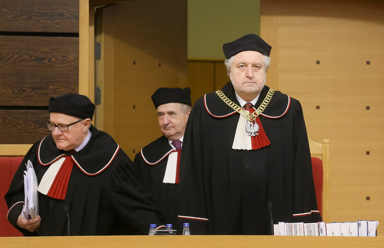 Przewodniczący TK Andrzej Rzepliński oraz sędziowie Stanisław Biernat i Leon Kieres, podczas rozprawy przed Trybunałem Konstytucyjnym