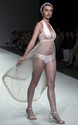 Pokaz bielizny na tygodniu mody w Hongkongu