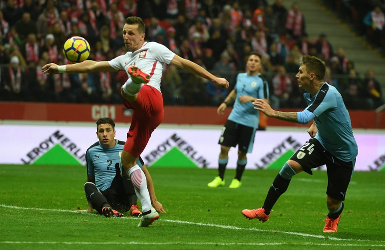 Maciej Rybus (C) oraz José María Giménez (L) i Guiilermo Varela (P)