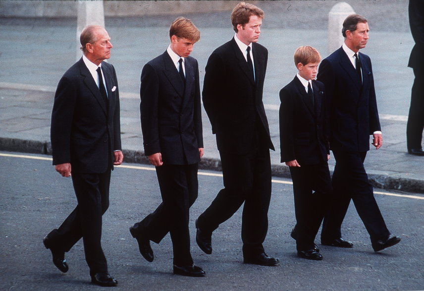 Książę Filip z wnukami, synem i bratem księżnej Diany w dniu je pogrzebu (1997 r.)