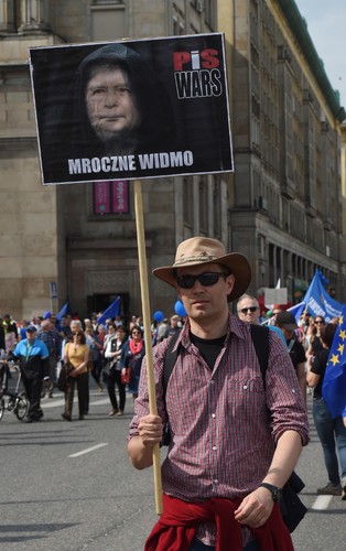 Uczestnik z transparentem