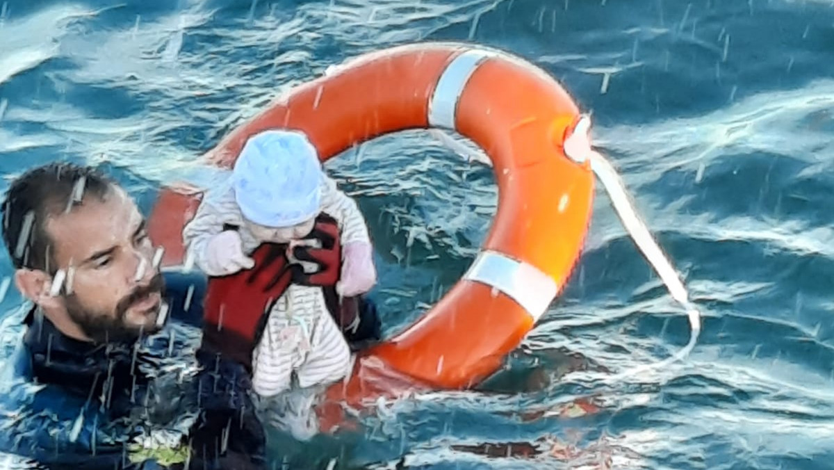 Ceuta: Hiszpański gwardzista uratował tonące niemowlę. Zdjęcie obiegło świat