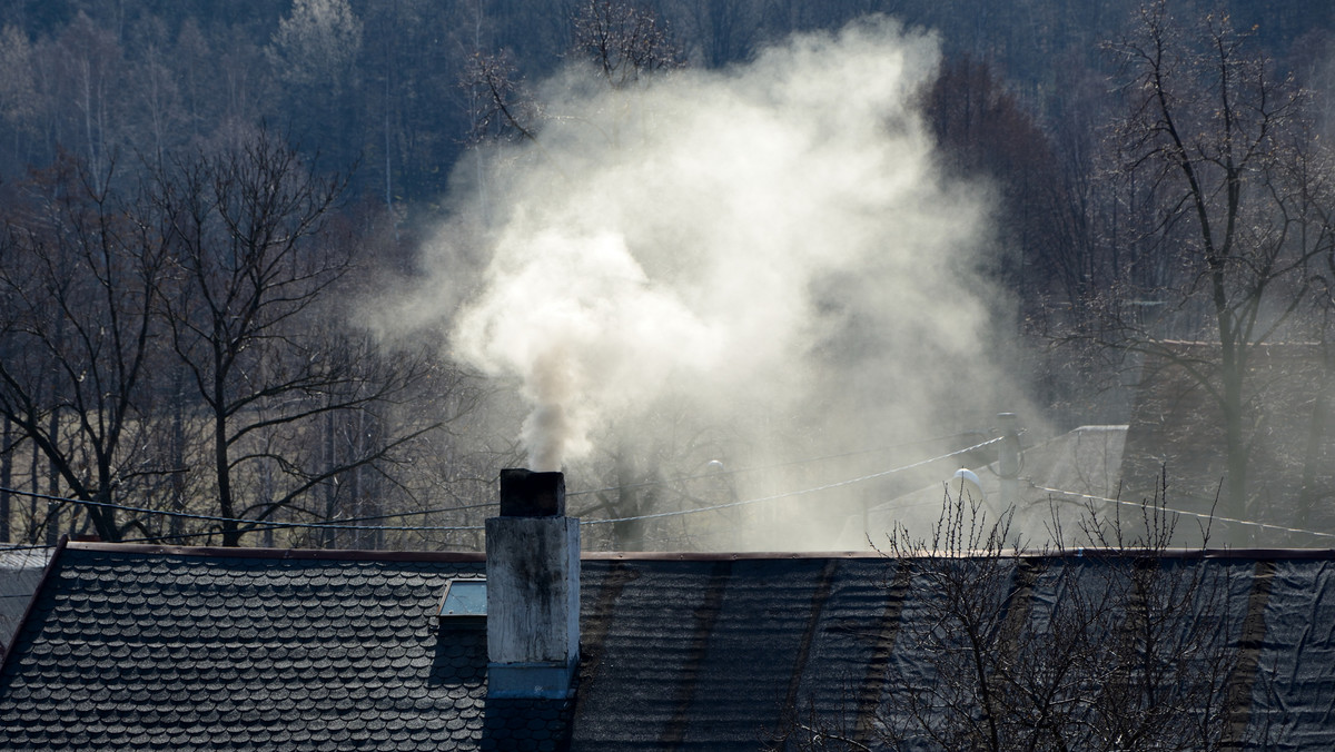 Wojewódzki Inspektorat Ochrony Środowiska wydał komunikat dotyczący stanu powietrza w Kielcach. Miał taki obowiązek, bo dobowe stężenie pyłu PM10 przekroczyło tzw. poziom informowania. Wczoraj w stolicy regionu świętokrzyskiego średnie stężenie tego pyłu wyniosło 212 mikrogramów na metr sześcienny.