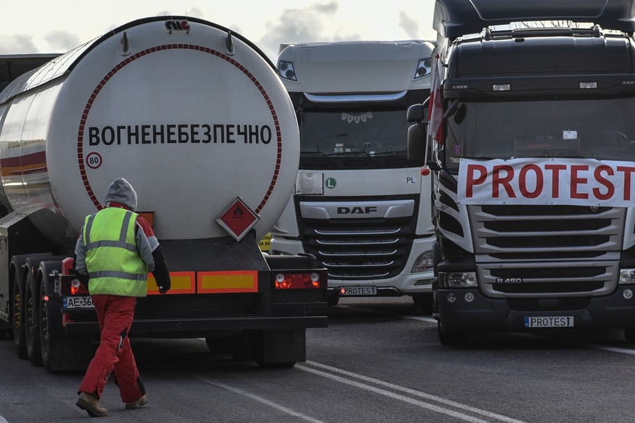 Kolejka tirów przed przejściem granicznym z Ukrainą w Hrebennem