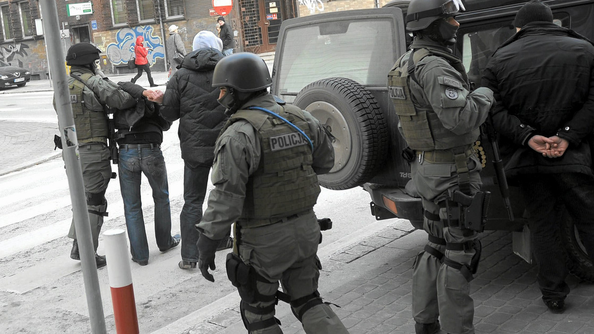 Siedem osób trafiło do aresztu po antynarkotykowej akcji przeprowadzonej przez podlaską policję. Zabezpieczono około 3 kg narkotyków o wartości ponad 130 tys. zł - poinformował w niedzielę rzecznik podlaskiej policji Andrzej Baranowski.