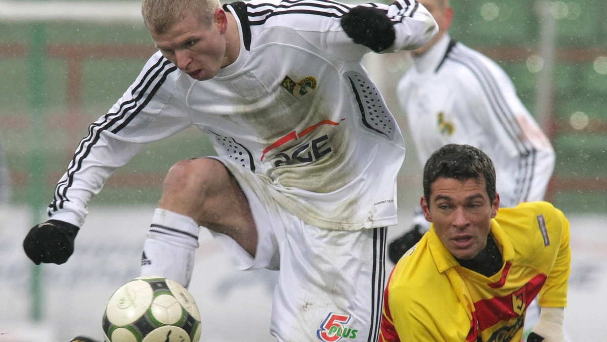 Lechia Gdańsk przegrała z GKS Bełchatów 1:2 (1:1) w meczu 23. kolejki piłkarskiej ekstraklasy. Tym samym nie udał się debiut nowego trenera gospodarzy - Tomasza Kafarskiego. Dla ekipy z Gdańska jest to już czwarta porażką z rzędu.