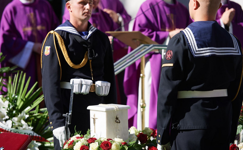 Urna z prochami zmarłej, wystawiona w kaplicy nowej Cmentarza Srebrzysko