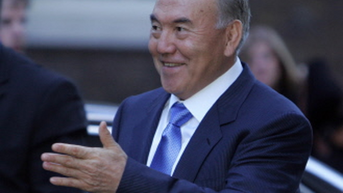Prezydent Kazachstanu Nursułtan Nazarbajew, rządzący krajem od lat 80., chce się ubiegać o kolejną kadencję w wyborach w 2012 roku. Dzięki zmienionej w 2007 roku konstytucji Nazarbajew może sprawować urząd dożywotnio.
