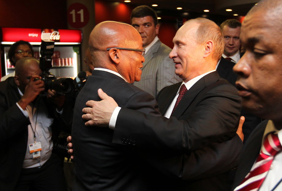 Prezydent Republiki Południowej Afryki Jacob Zuma obejmuje prezydenta Rosji Władimira Putina, 26 marca 2013 r. w Durbanie w Republice Południowej Afryki. Putin udał się do RPA, aby wziąć udział w BRICS Summit, szczycie wschodzących gospodarek Brazylii, Rosji, Indii, Chin i RPA.