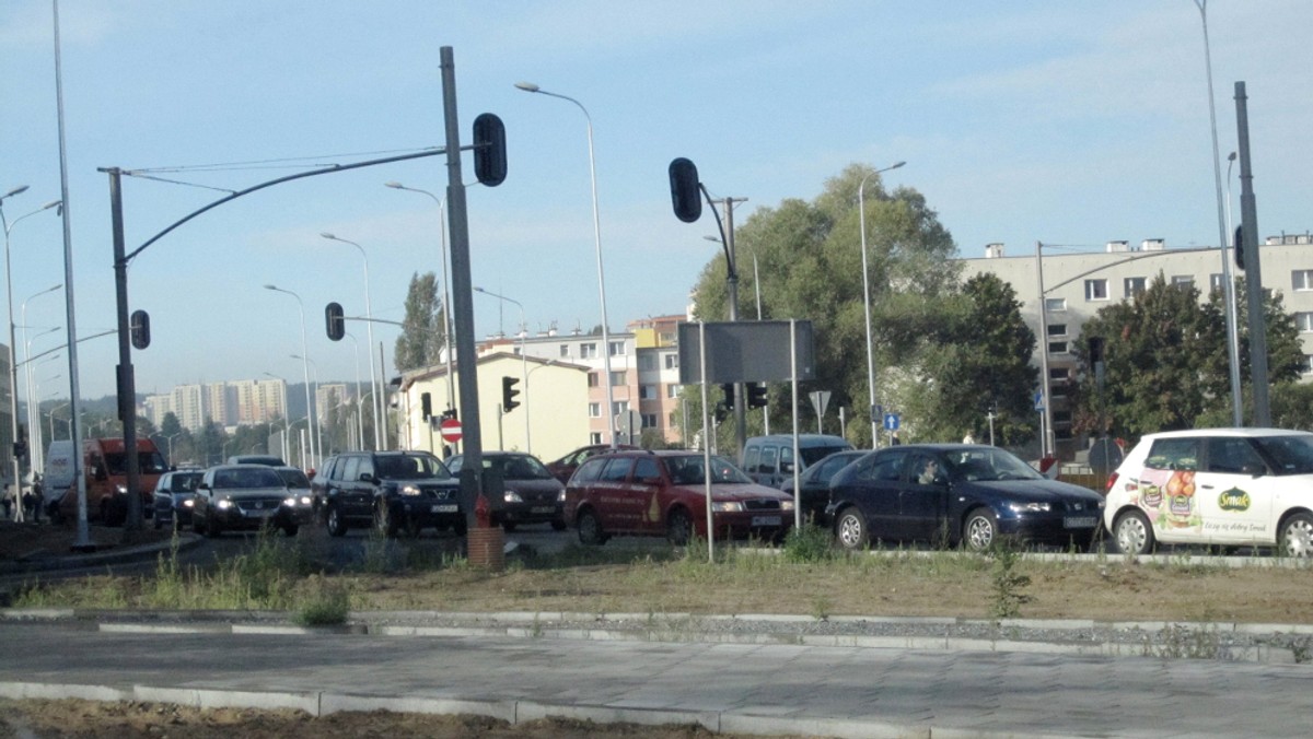 "W Gdańsku kierowca dojeżdżający do pracy 10 km traci w korkach 4 godziny 55 minut miesięcznie", czytamy w najnowszym "Raporcie o korkach". Okazuje się, że w skali całego kraju gdańskie korki wcale nie są takie duże. Gdańsk i Katowice to miasta, w których najkrócej stoi się w zatorach.