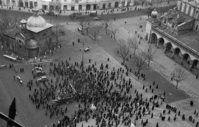 Krakowianie na Rynku Głównym, 1941 r.