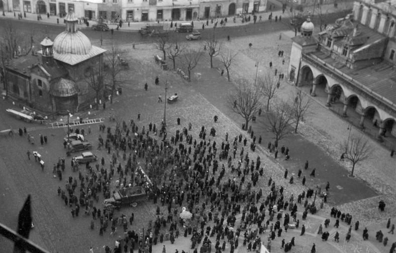 Krakowianie na Rynku Głównym, 1941 r.